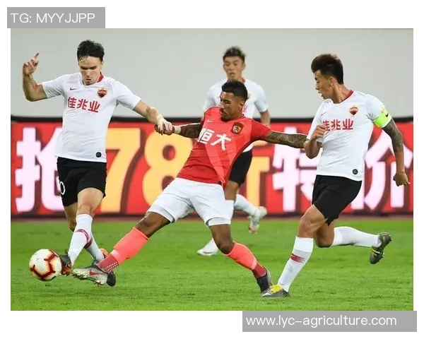 中超激战广州恒大迎战深圳佳兆业争夺关键三分全力以赴展现实力 中超激战广州恒大迎战深圳佳兆业争夺关键三分全力以赴展现实力